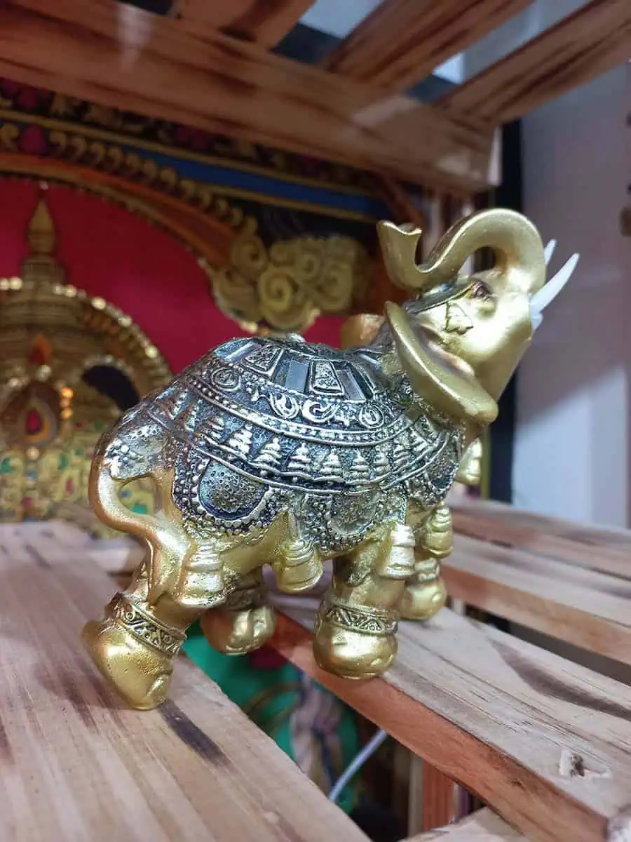 imagen de un elefante decorativo dorado con plateado 12cm de alto del material resina resistente