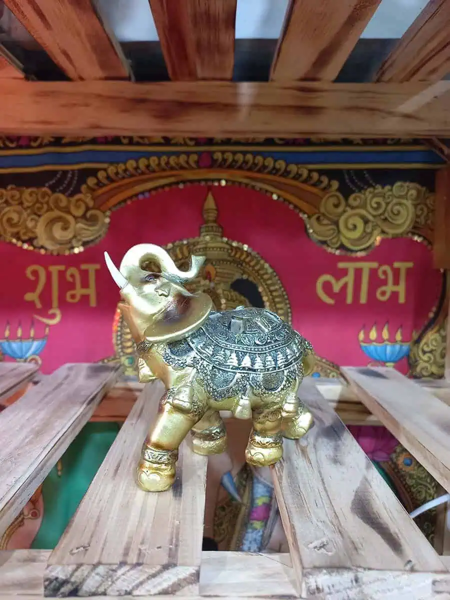 imagen de un elefante decorativo dorado con plateado 12cm de alto del material resina resistente