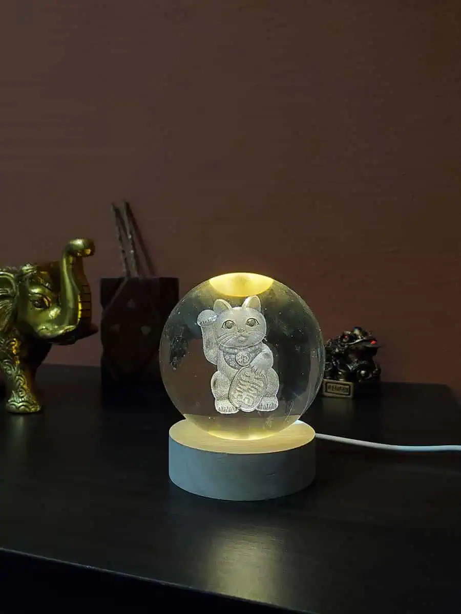 Lámpara esfera de cristal con diseño 3D de Gato Maneki Neko con enchufe USB