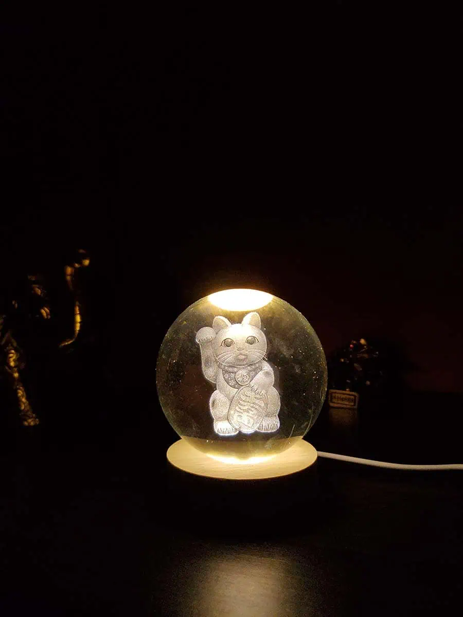Lámpara esfera de cristal con diseño 3D de Gato Maneki Neko con enchufe USB