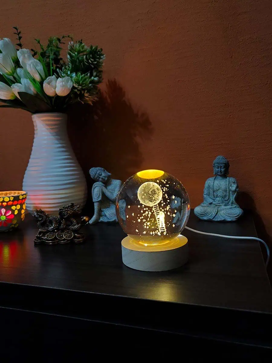 Lámpara esfera de cristal con diseño 3D de astronauta subiendo a la luna con enchufe USB