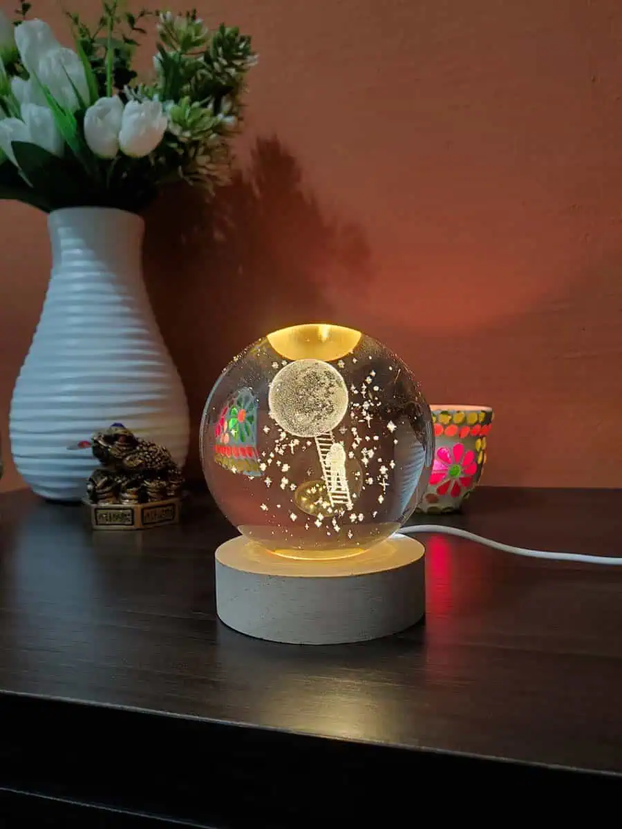 Lámpara esfera de cristal con diseño 3D de astronauta subiendo a la luna con enchufe USB