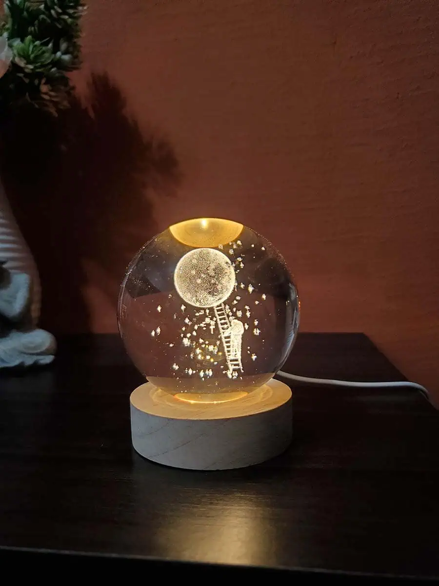 Lámpara esfera de cristal con diseño 3D de astronauta subiendo a la luna con enchufe USB