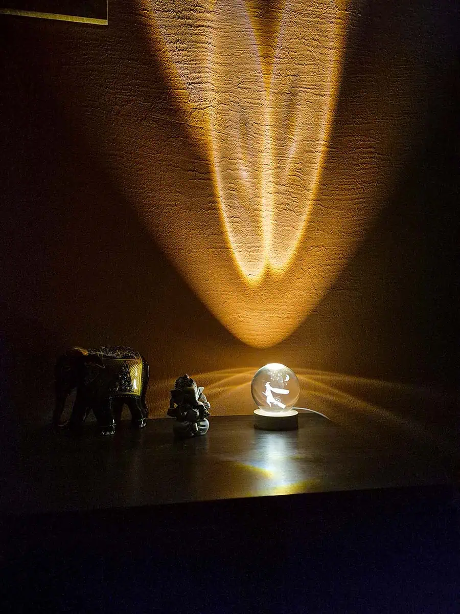 Lámpara esfera de cristal 3D con bruja volando en escoba y luz cálida
