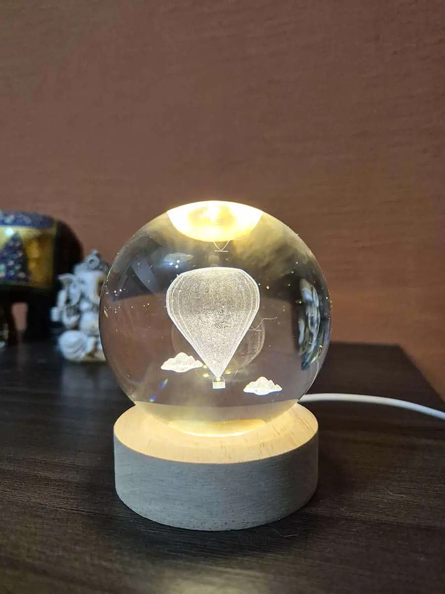 Lámpara esfera de cristal 3D con globo aerostático iluminado y base de madera