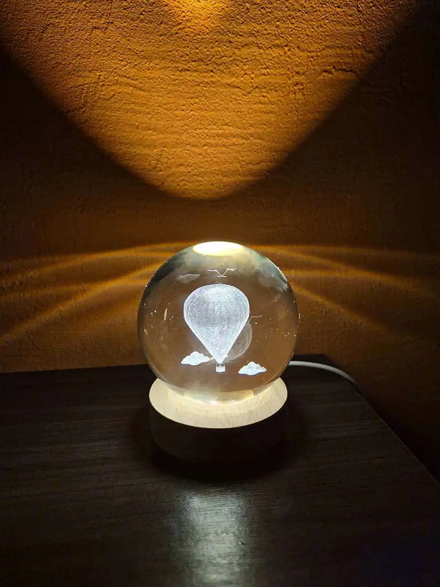 Lámpara esfera de cristal 3D con globo aerostático iluminado y base de madera