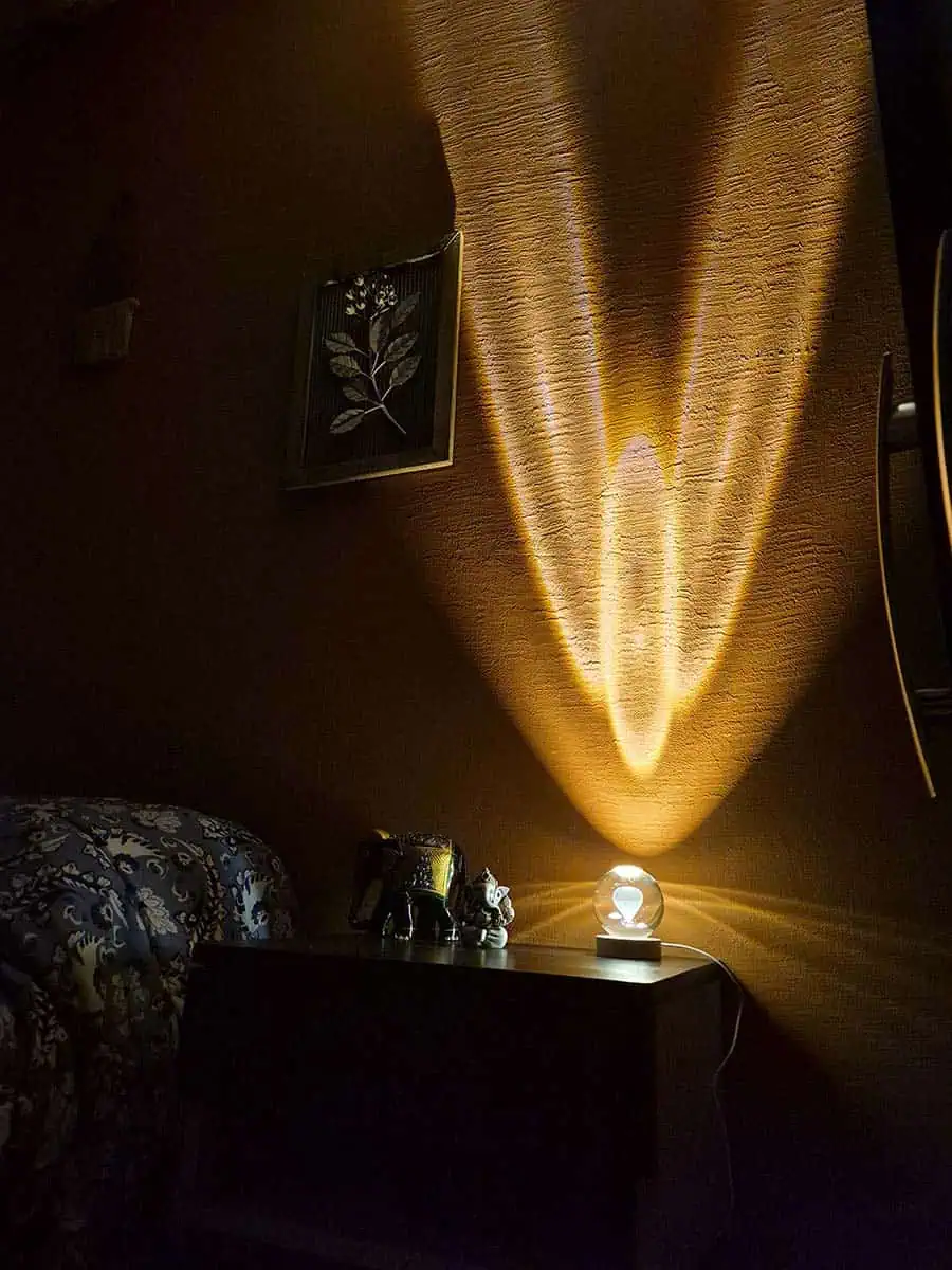Lámpara esfera de cristal 3D con globo aerostático iluminado y base de madera
