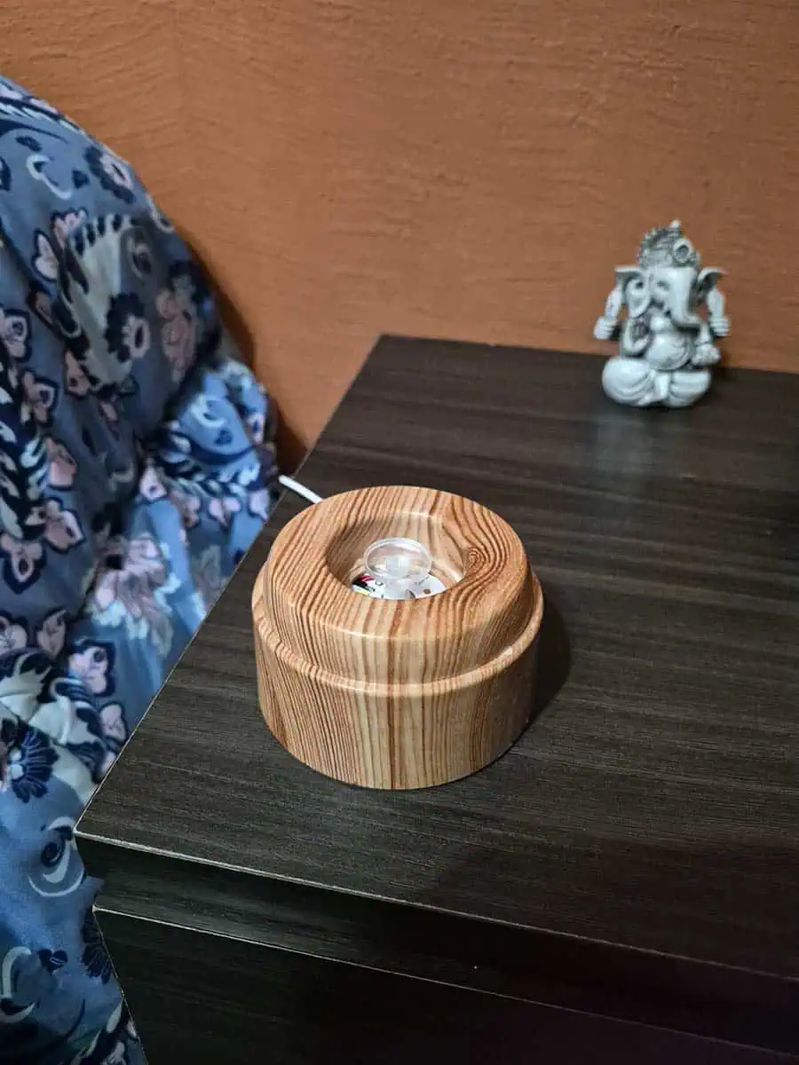 Lámpara esfera de cristal 3D giratoria con colibri, luz cálida y base de madera