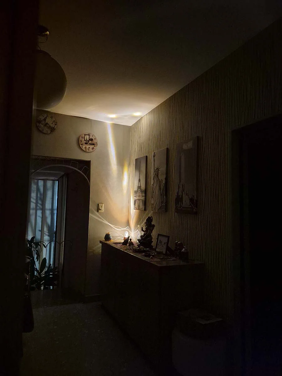 Lámpara esfera de cristal 3D giratoria con colibri, luz cálida y base de madera