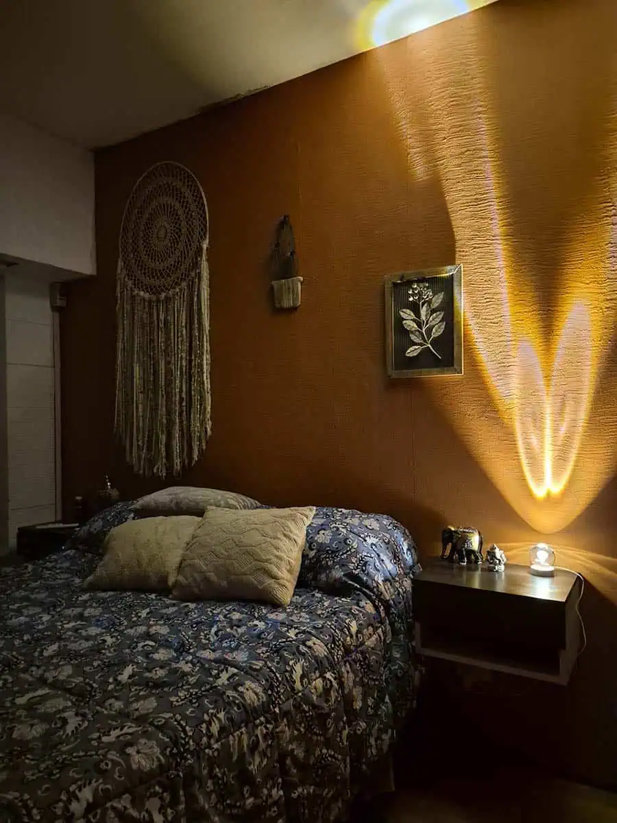Lámpara esfera de cristal 3D giratoria con colibri, luz cálida y base de madera