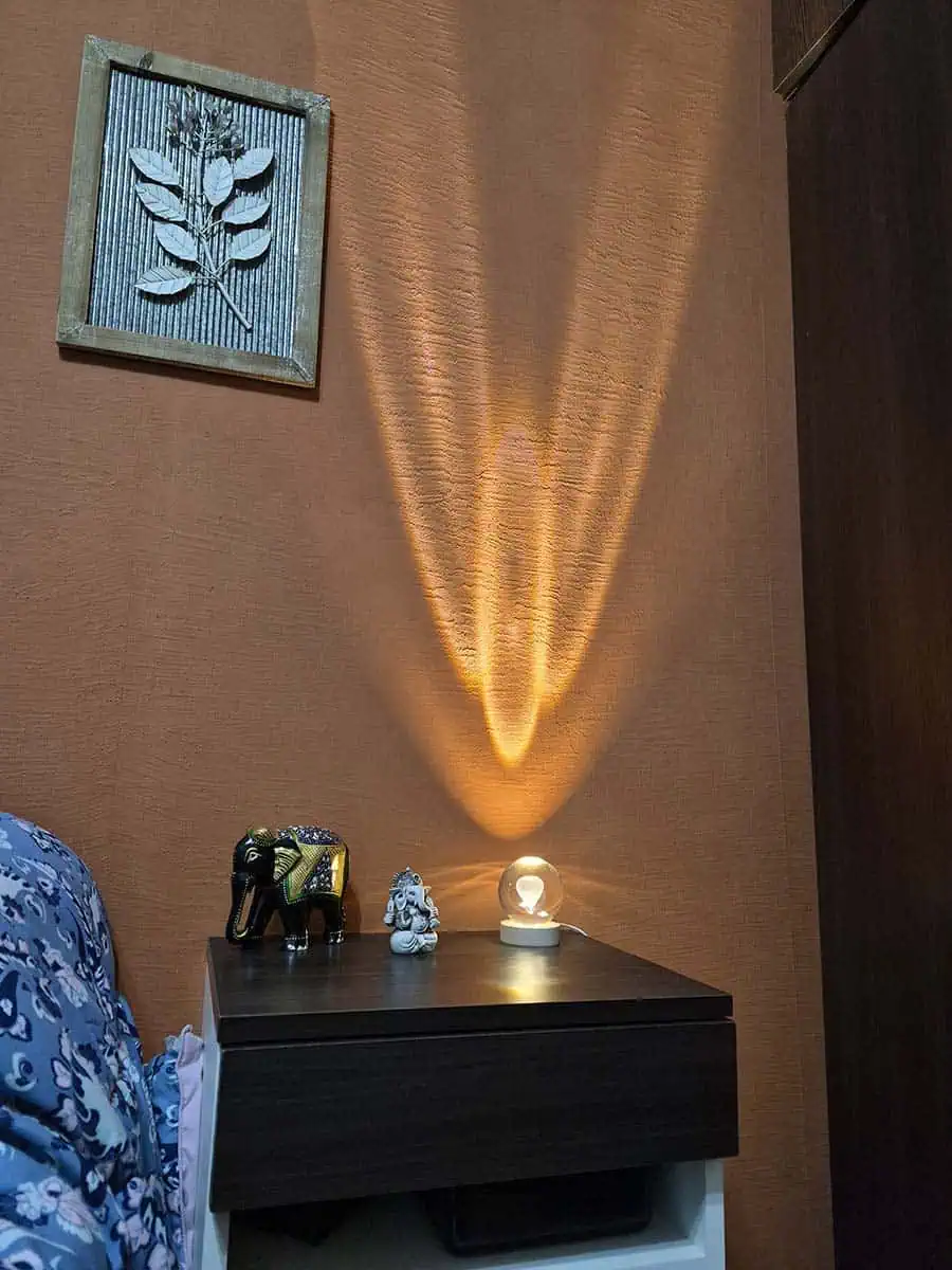Lámpara esfera de cristal 3D con Árbol de la Vida iluminado sobre base de madera