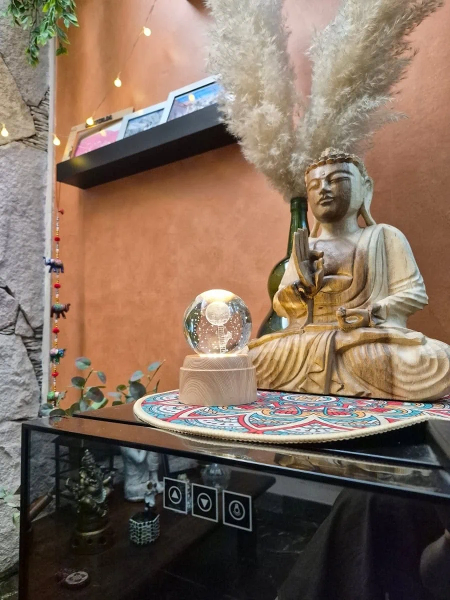 Lámpara esfera de cristal 3D giratoria con luna, estrellas y figura de un hombre sobre una escalera hacia la luna