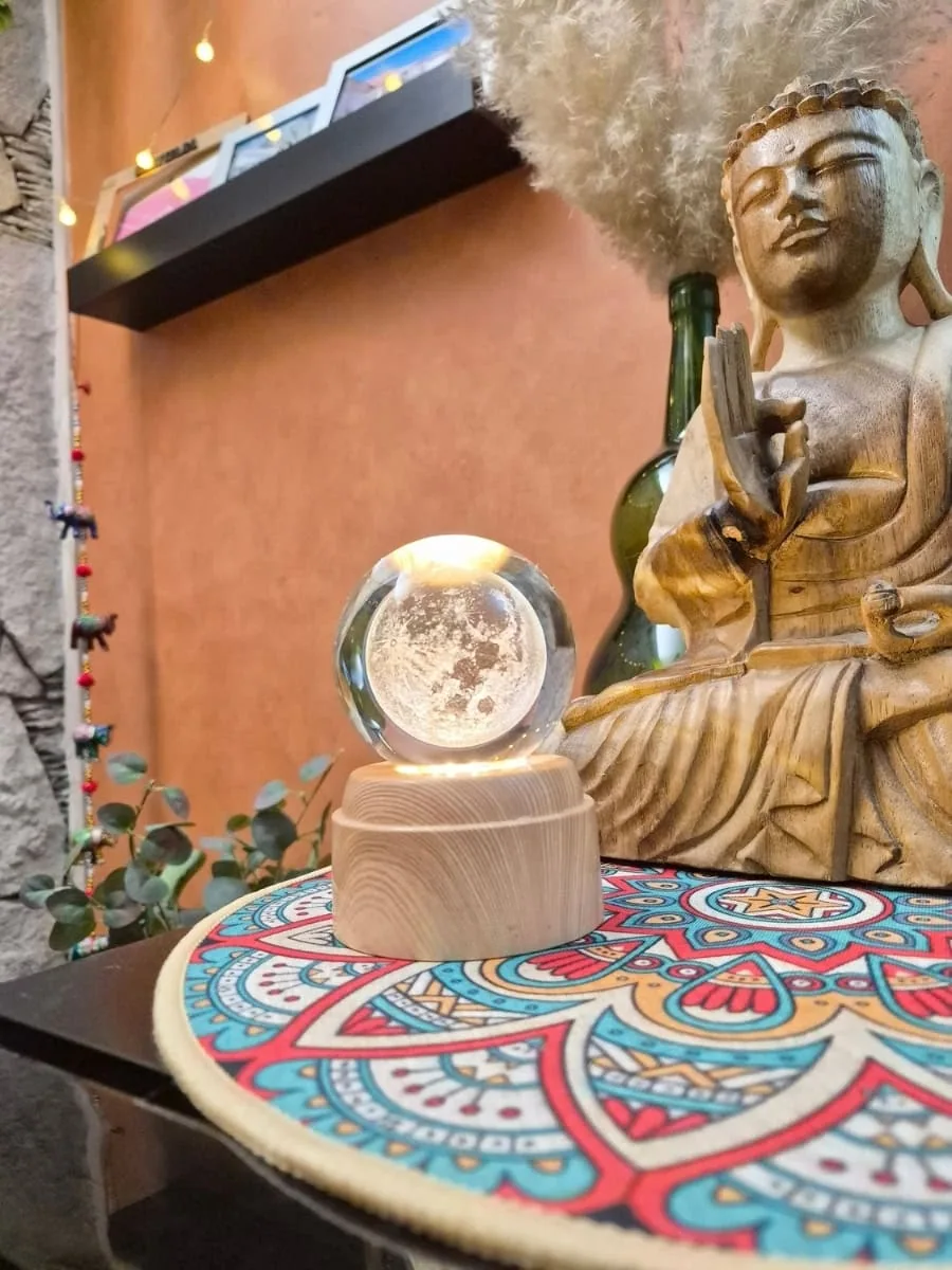 Lámpara esfera de cristal 3D giratoria con luna llena grabada, luz cálida y base de madera