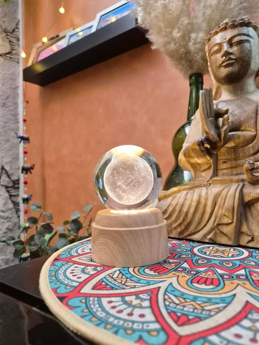 Lámpara esfera de cristal 3D giratoria con luna llena grabada, luz cálida y base de madera