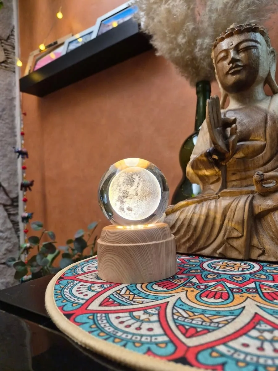Lámpara esfera de cristal 3D giratoria con luna llena grabada, luz cálida y base de madera