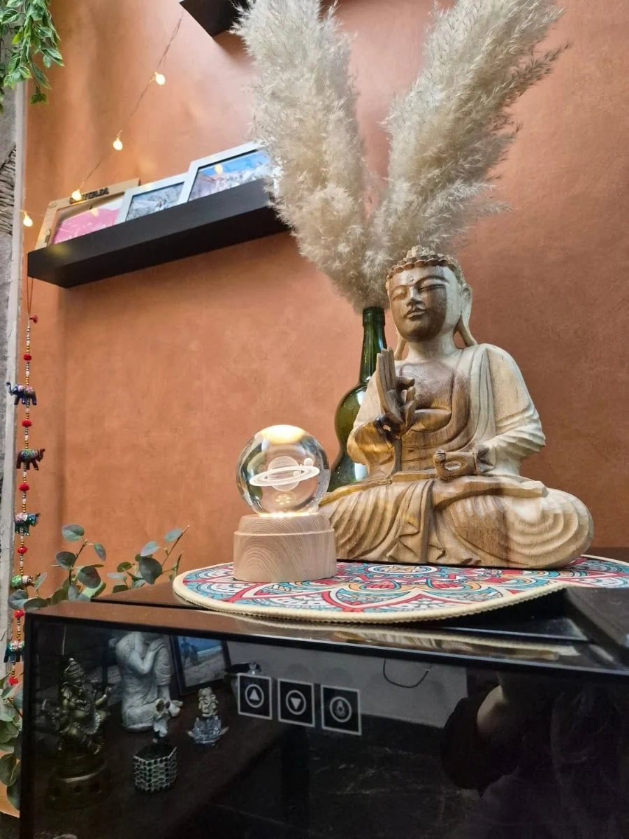 Lámpara esfera de cristal 3D giratoria con planeta Saturno y sus anillos grabados, iluminada con luz cálida