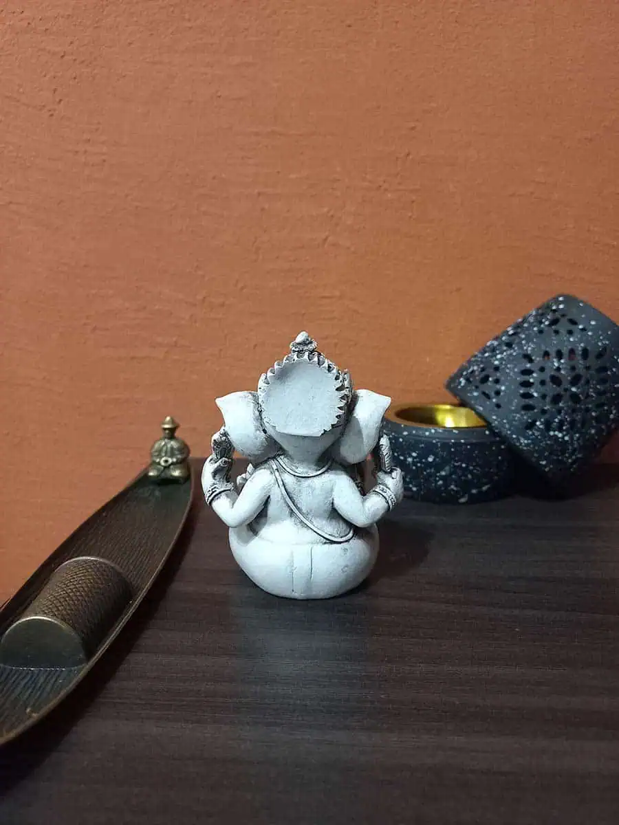 imagen de una ganesha decorativa para la casa de color blanco