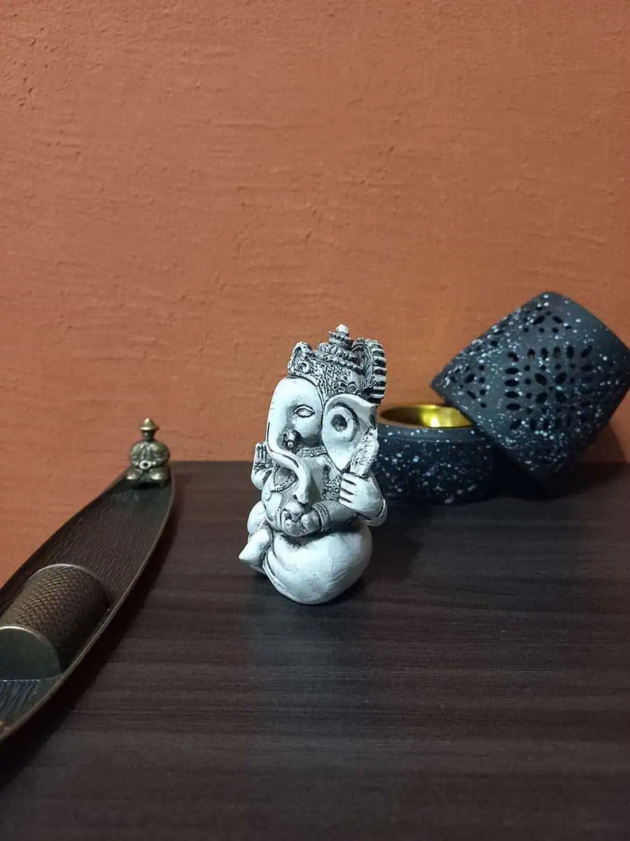 imagen de una ganesha decorativa para la casa de color blanco