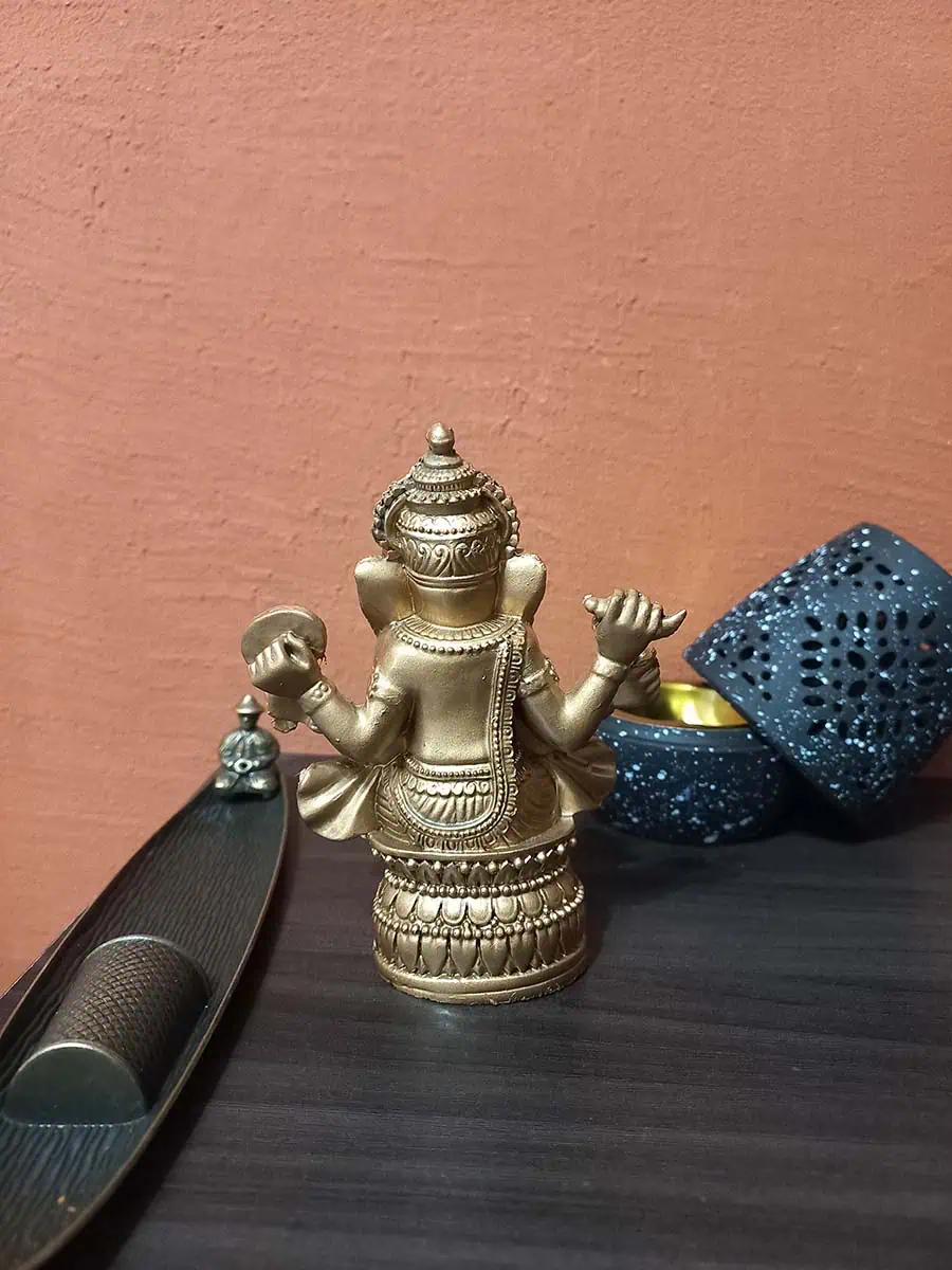 imagen de una ganesha decorativa chica para la casa de color doraca