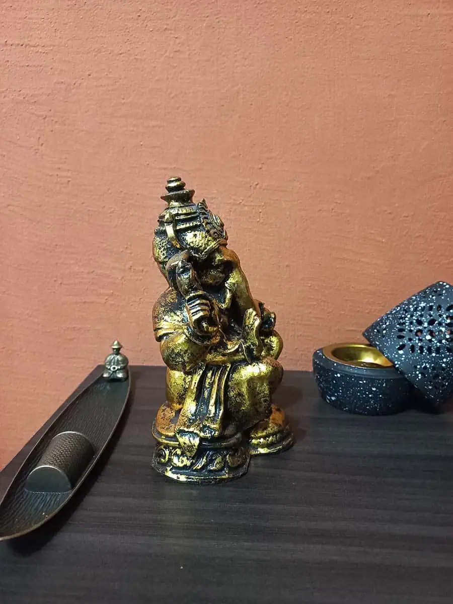 imagen de una ganesha decorativa para la casa de color dorada