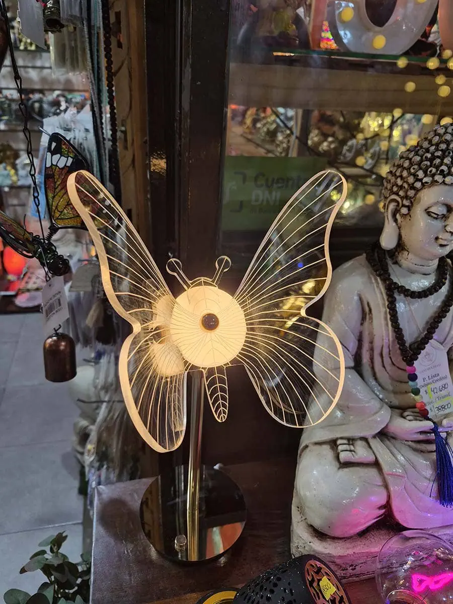 Lámpara LED con figura de mariposa en acrílico transparente
