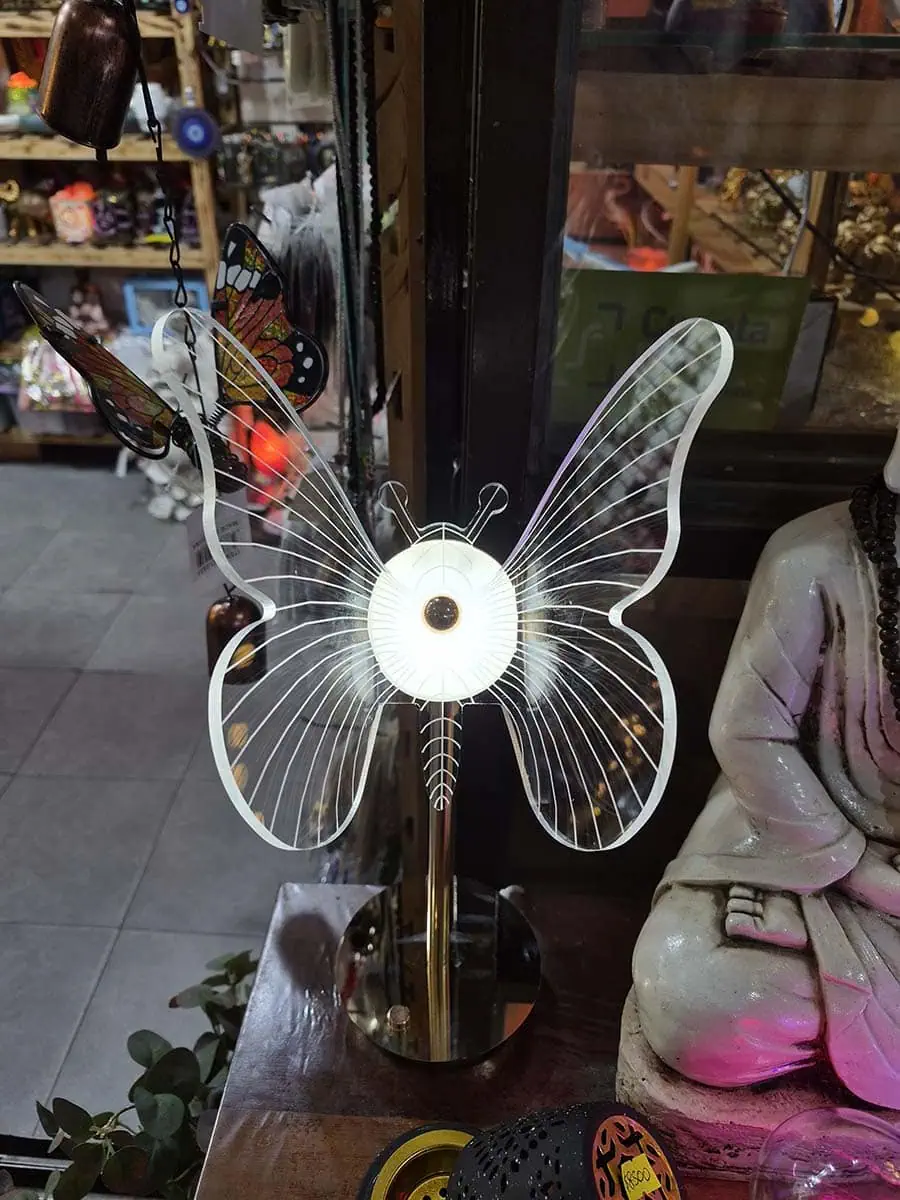 Lámpara LED con figura de mariposa en acrílico transparente