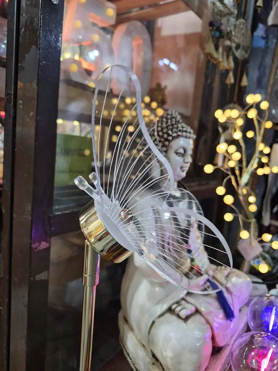 Lámpara LED con figura de mariposa en acrílico transparente