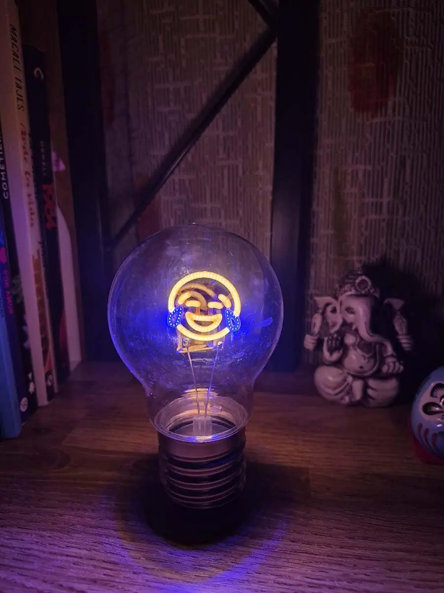 Foco LED decorativo con emoji sonriente iluminado