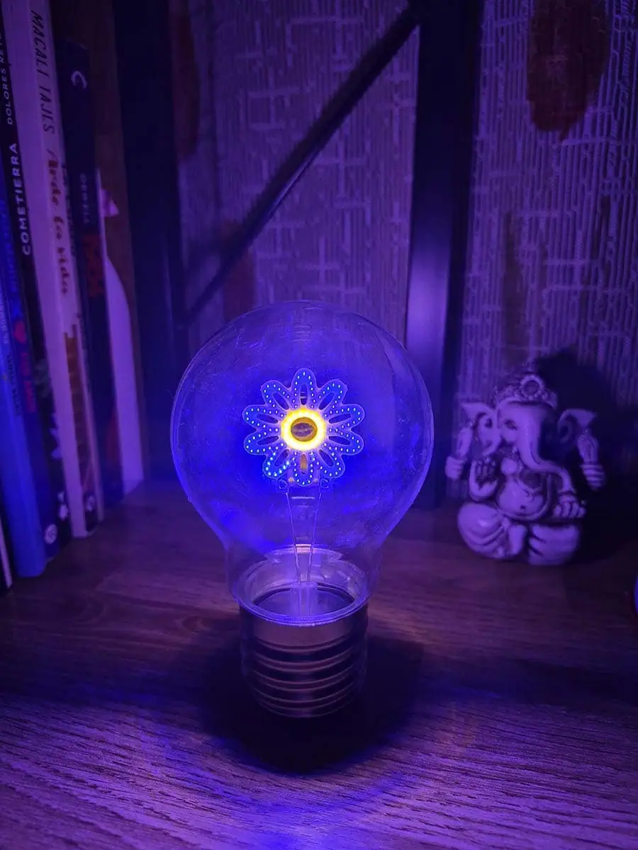 Bombilla LED decorativa con diseño de flor iluminada