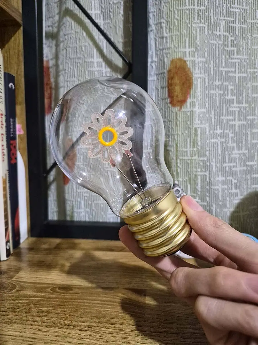 Bombilla LED decorativa con diseño de flor iluminada