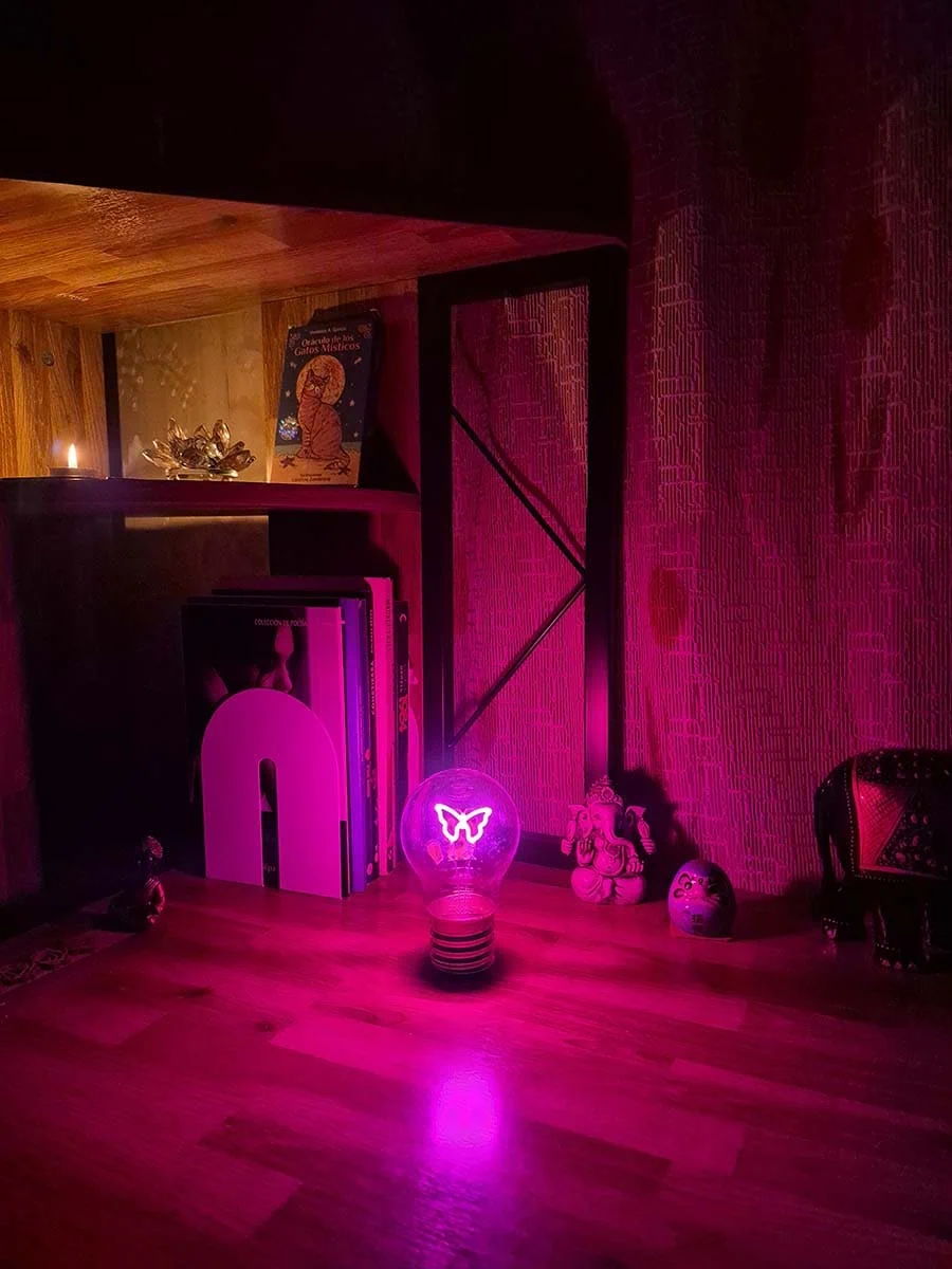 Bombilla LED decorativa con mariposa iluminada