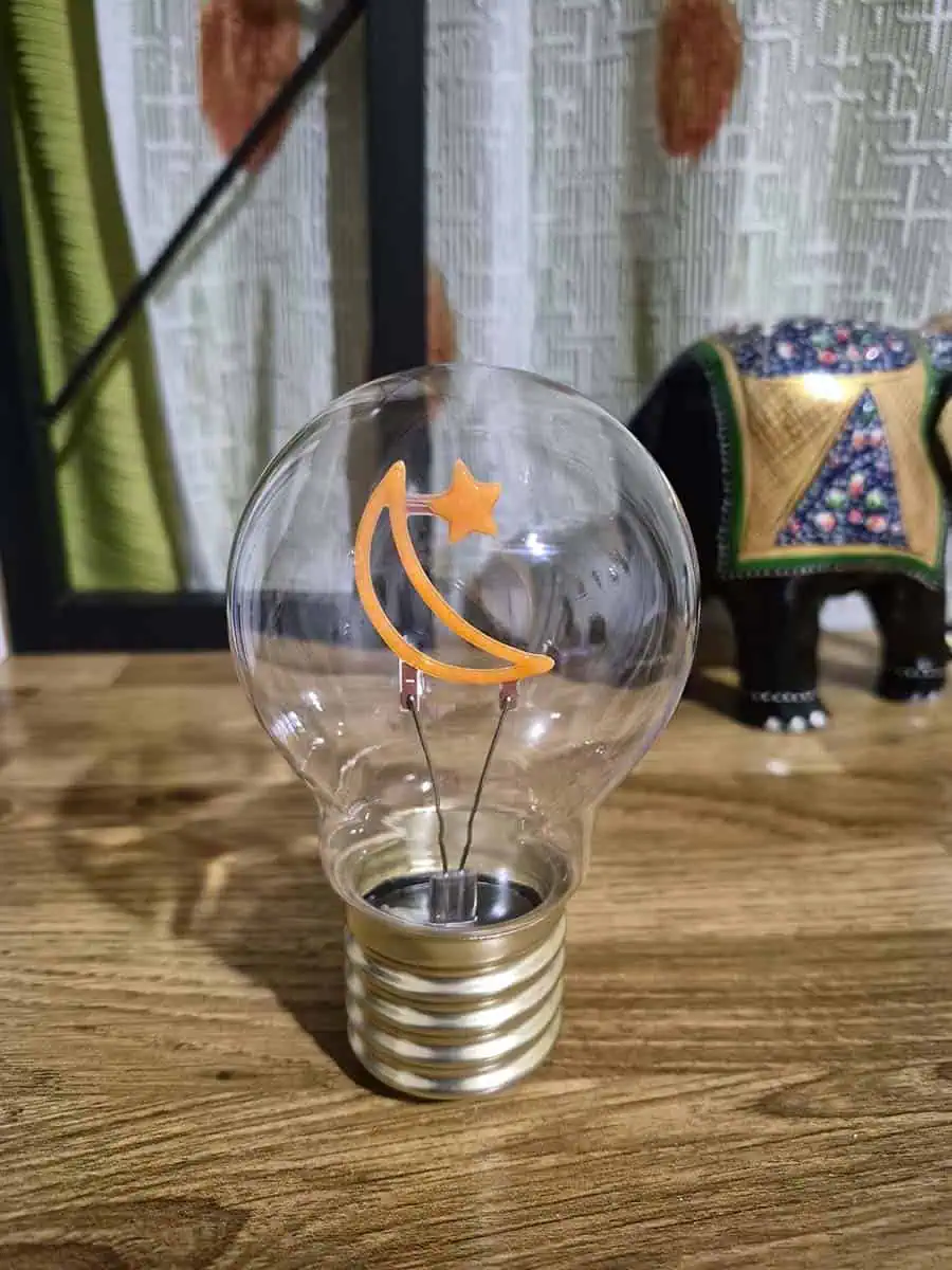 Bombilla LED decorativa con diseño de media luna y estrella iluminadas