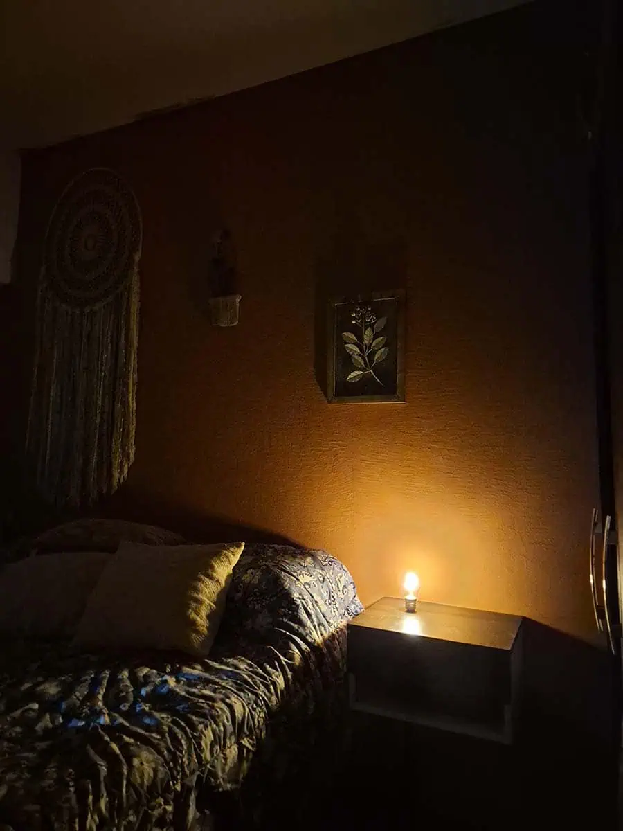 Bombilla LED decorativa con diseño de media luna y estrella iluminadas