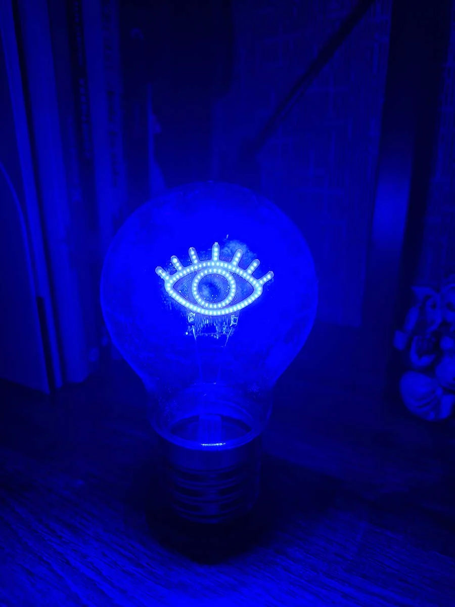 Bombilla LED decorativa con símbolo del ojo turco iluminado