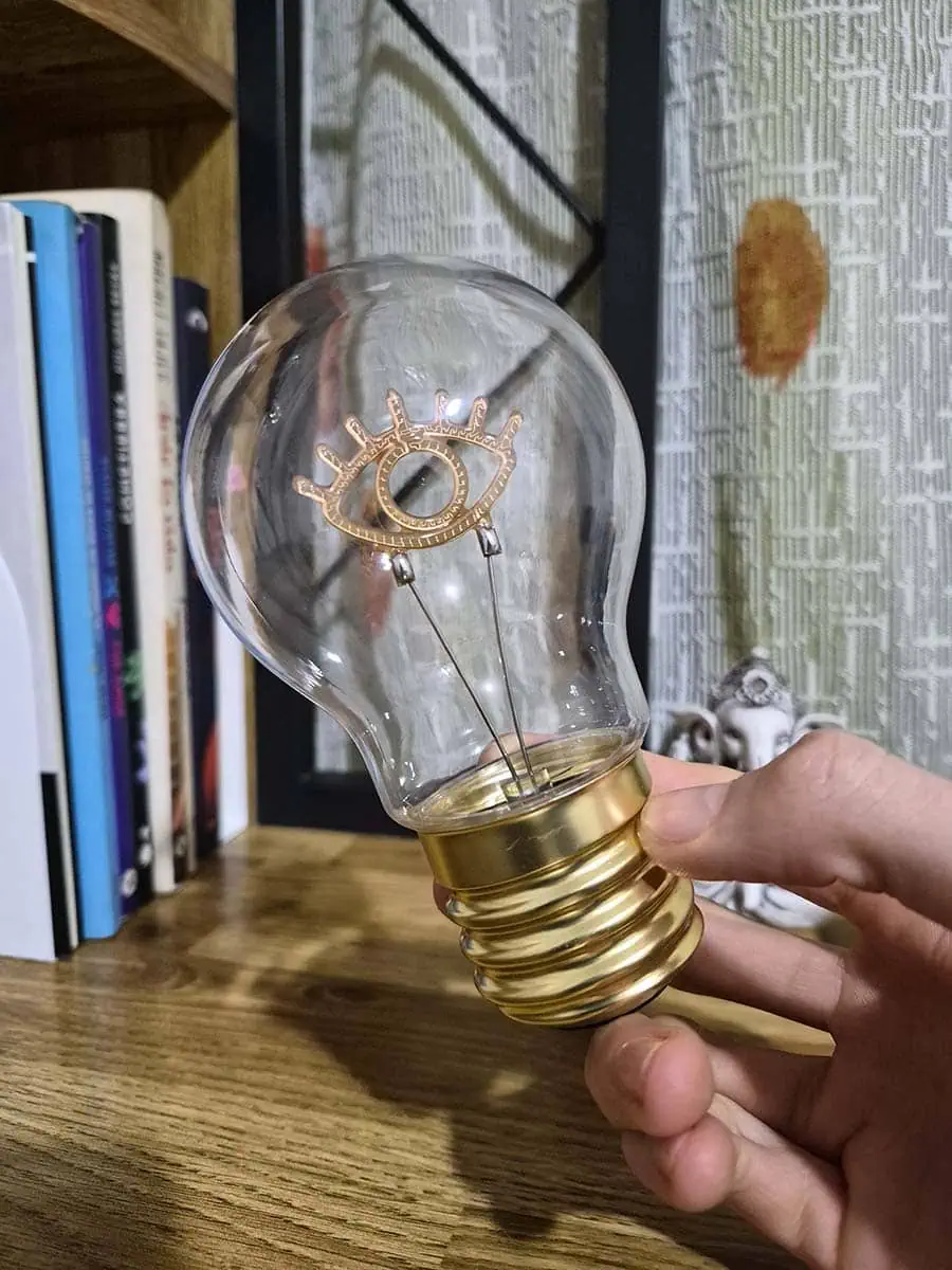 Bombilla LED decorativa con símbolo del ojo turco iluminado