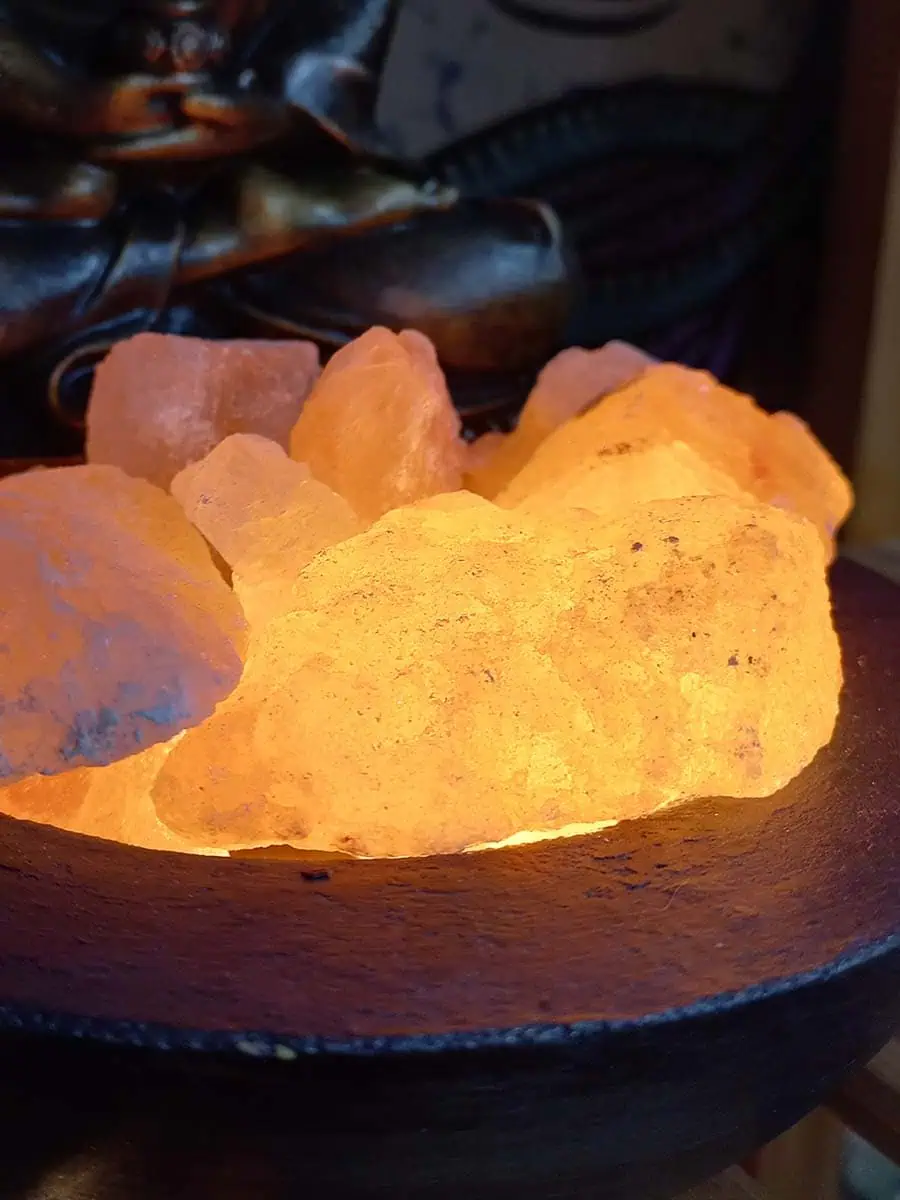 lampara de sal con Buda de yeso pintado a mano