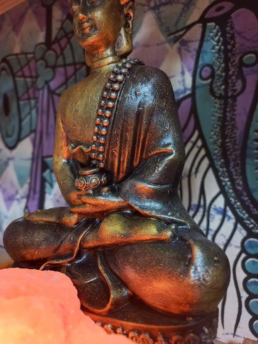 Lámpara de sal con figura de Buda grande artesanal en tonos dorado y negro