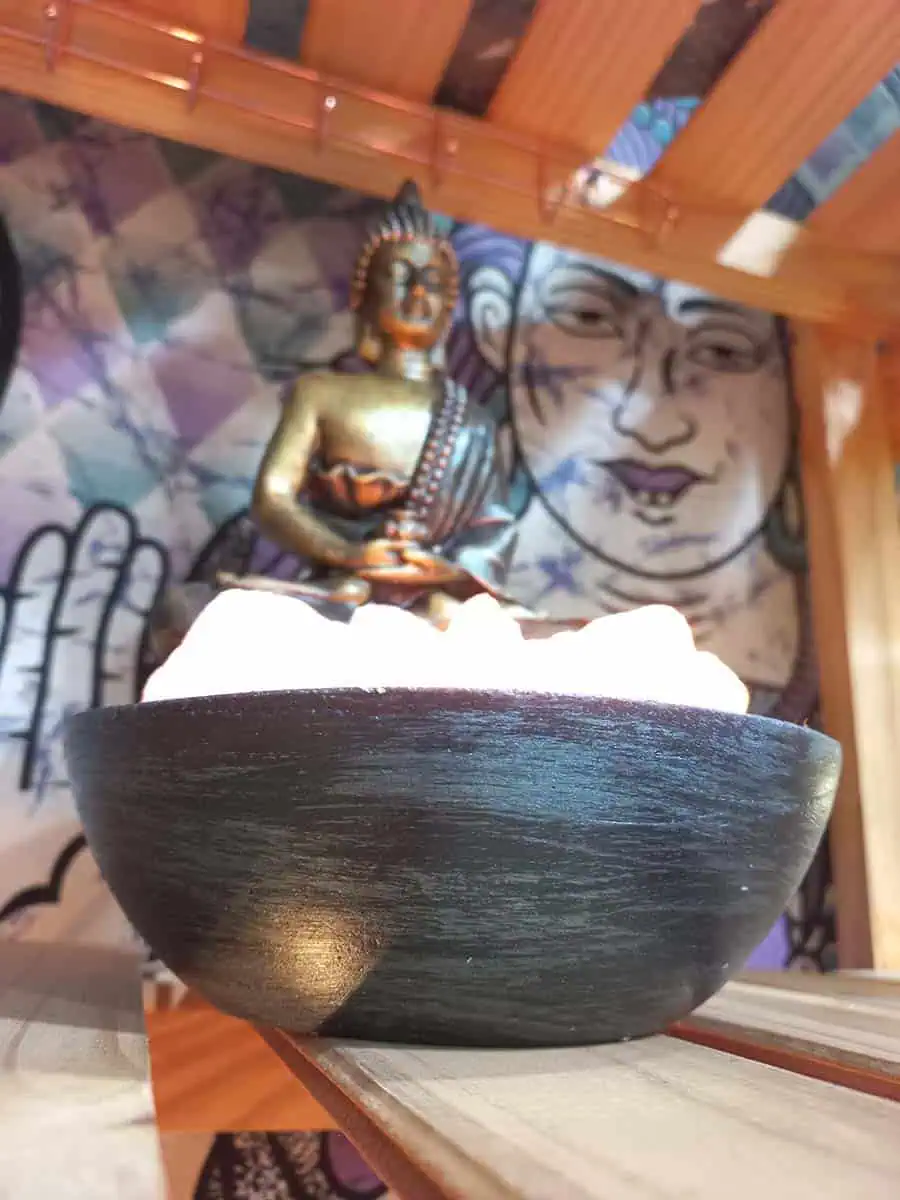 Lámpara de sal con figura de Buda grande artesanal en tonos dorado y negro