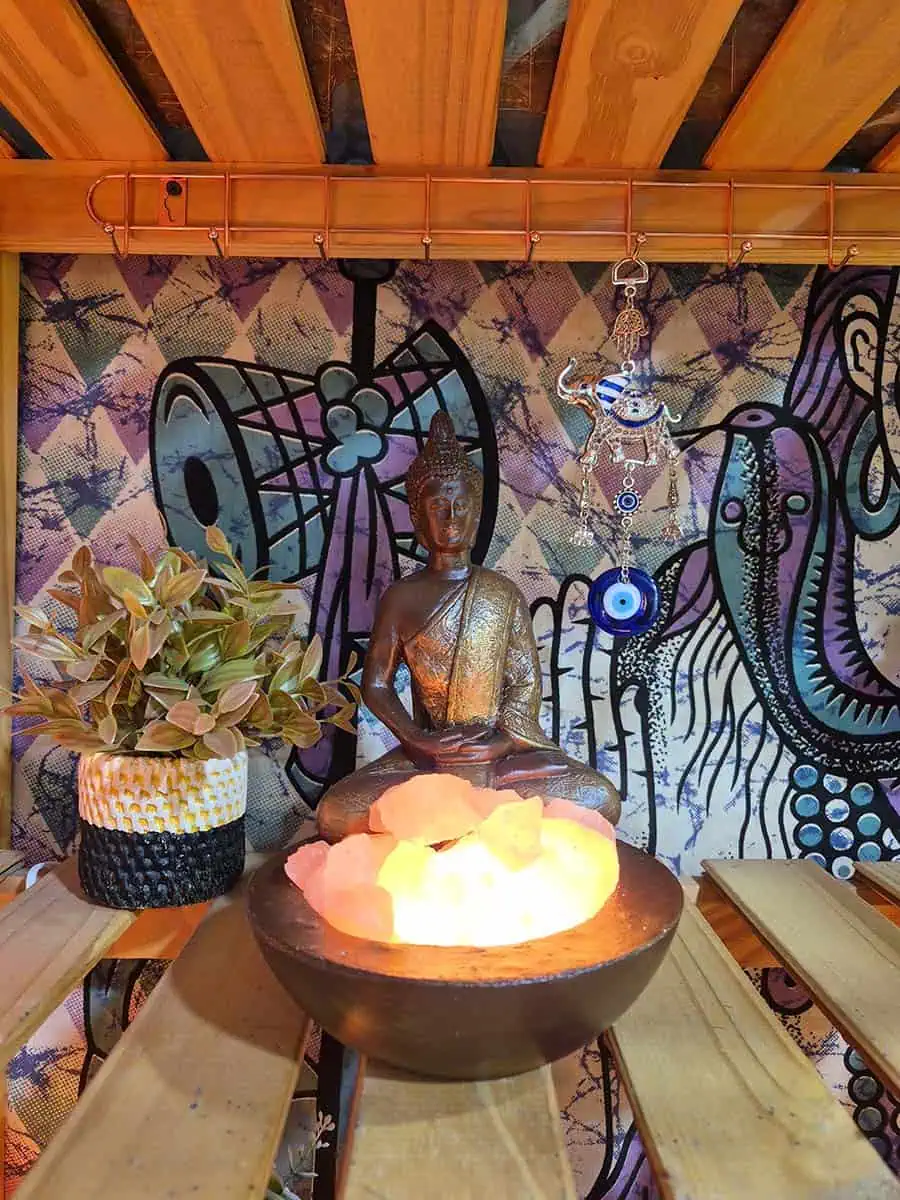 Lámpara de sal con figura de Buda Dorado pintada a mano para decoración espiritual