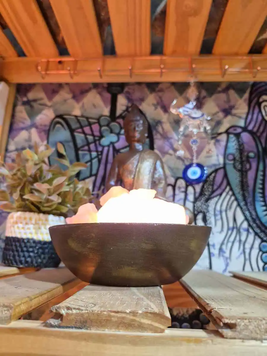 Lámpara de sal con figura de Buda Dorado pintada a mano para decoración espiritual