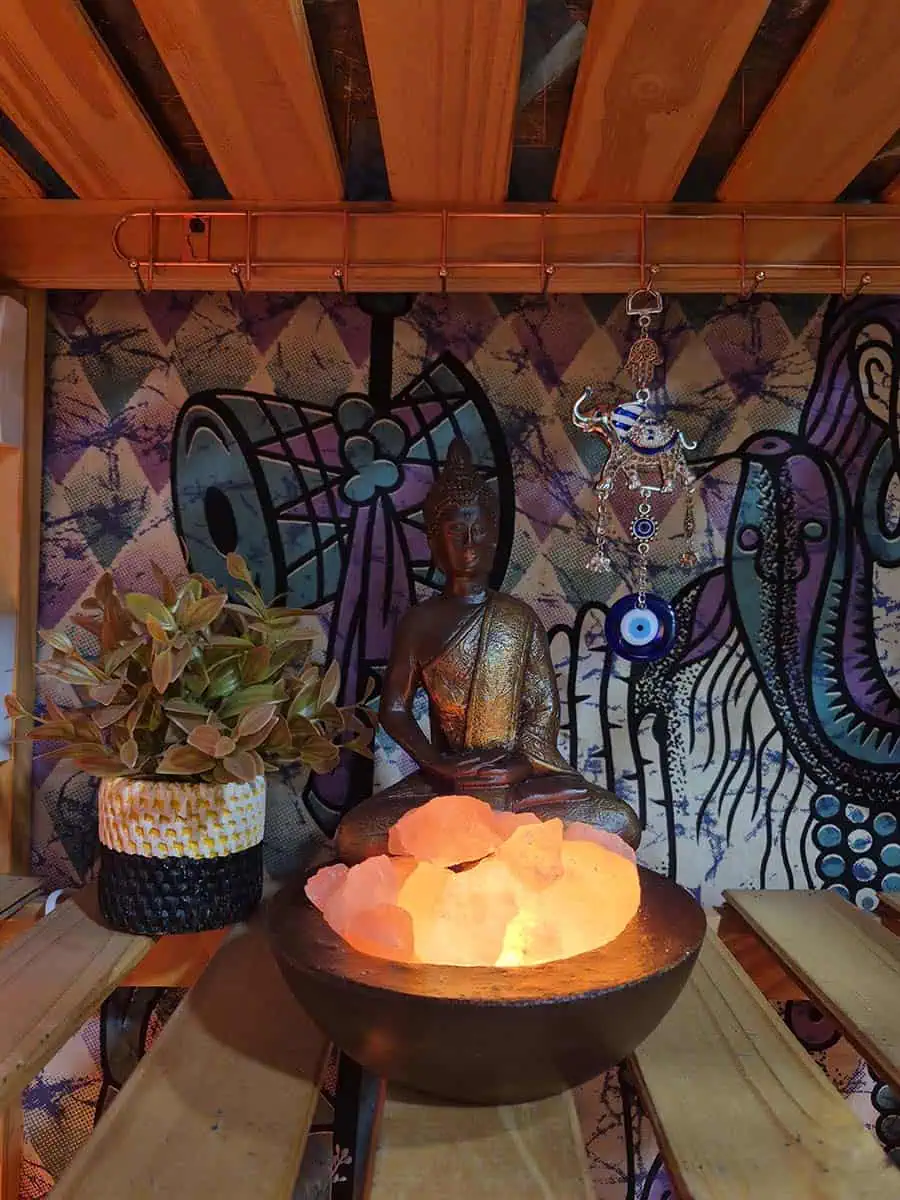 Lámpara de sal con figura de Buda Dorado pintada a mano para decoración espiritual