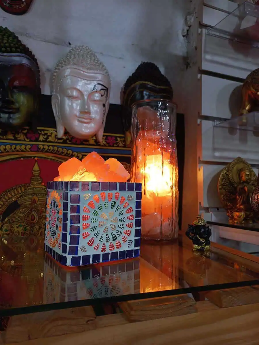 imagen de una lampara de sal delicada de cuenco marroqui