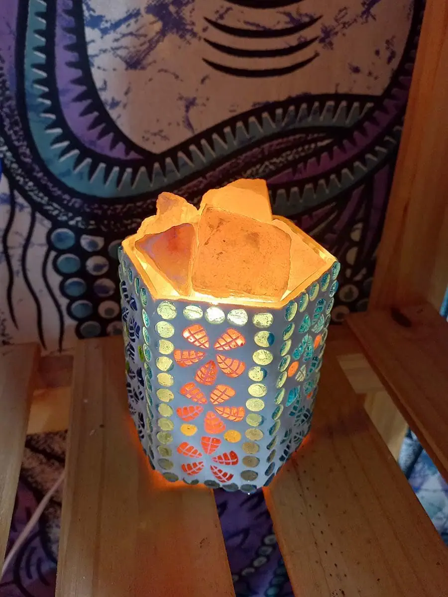 imagen de una lampara de sal delicada de cuenco marroqui