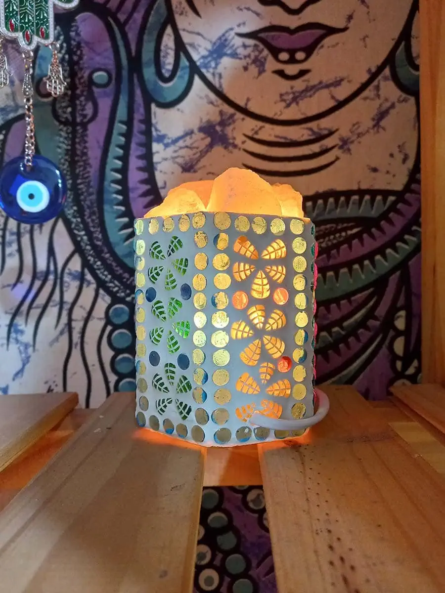 imagen de una lampara de sal delicada de cuenco marroqui