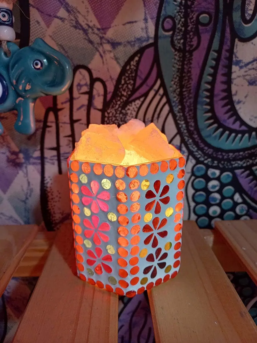 imagen de una lampara de sal delicada de cuenco marroqui