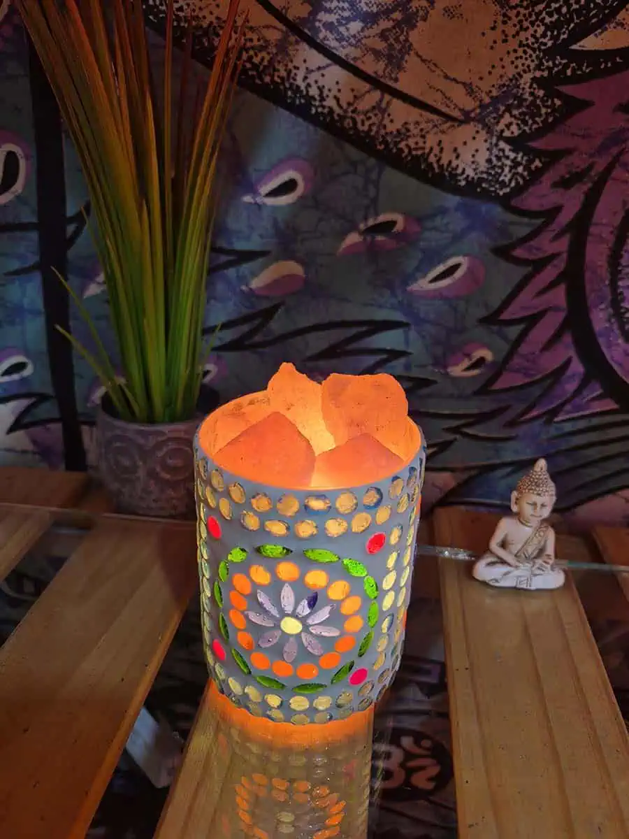 Lámpara de sal en cuenco marroquí modelo Floral realizada artesanalmente