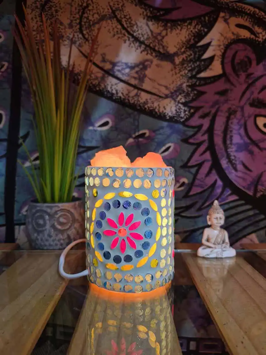Lámpara de sal en cuenco marroquí modelo Floral realizada artesanalmente
