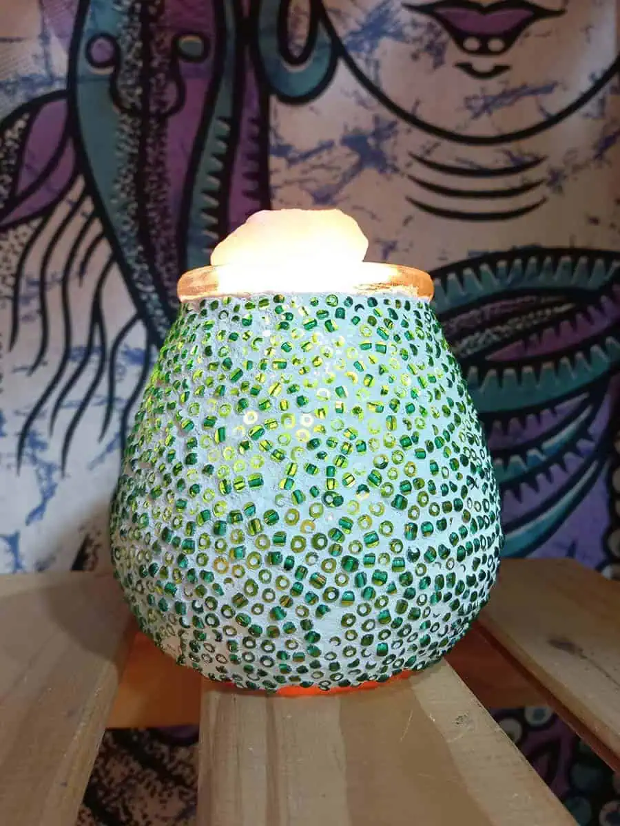 imagen de una lampara de sal delicada de cuenco marroqui