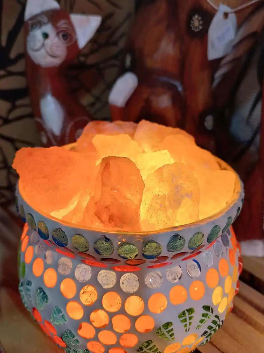 imagen de una lampara de sal delicada de cuenco marroqui