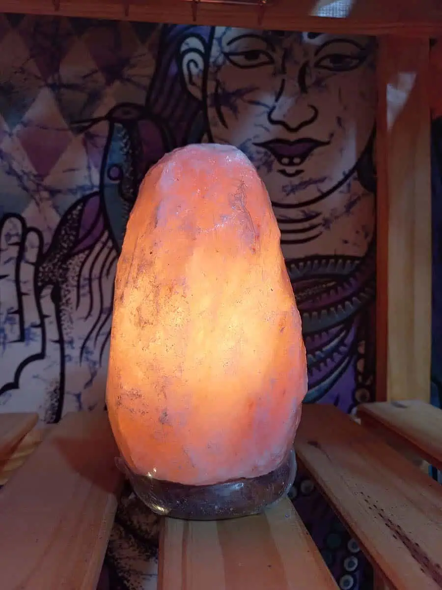 Lámpara de sal del Himalaya natural con base de madera artesanal en Banfield